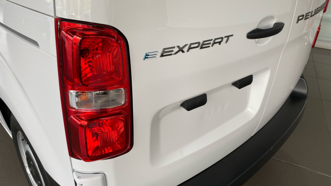 Peugeot Expert E-Standard 1000 100kW 75kWh Professional Premium + Van Auto - Image 30